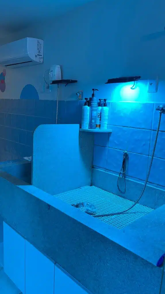 Banheira de banho com produtos no Spa Pet Derme